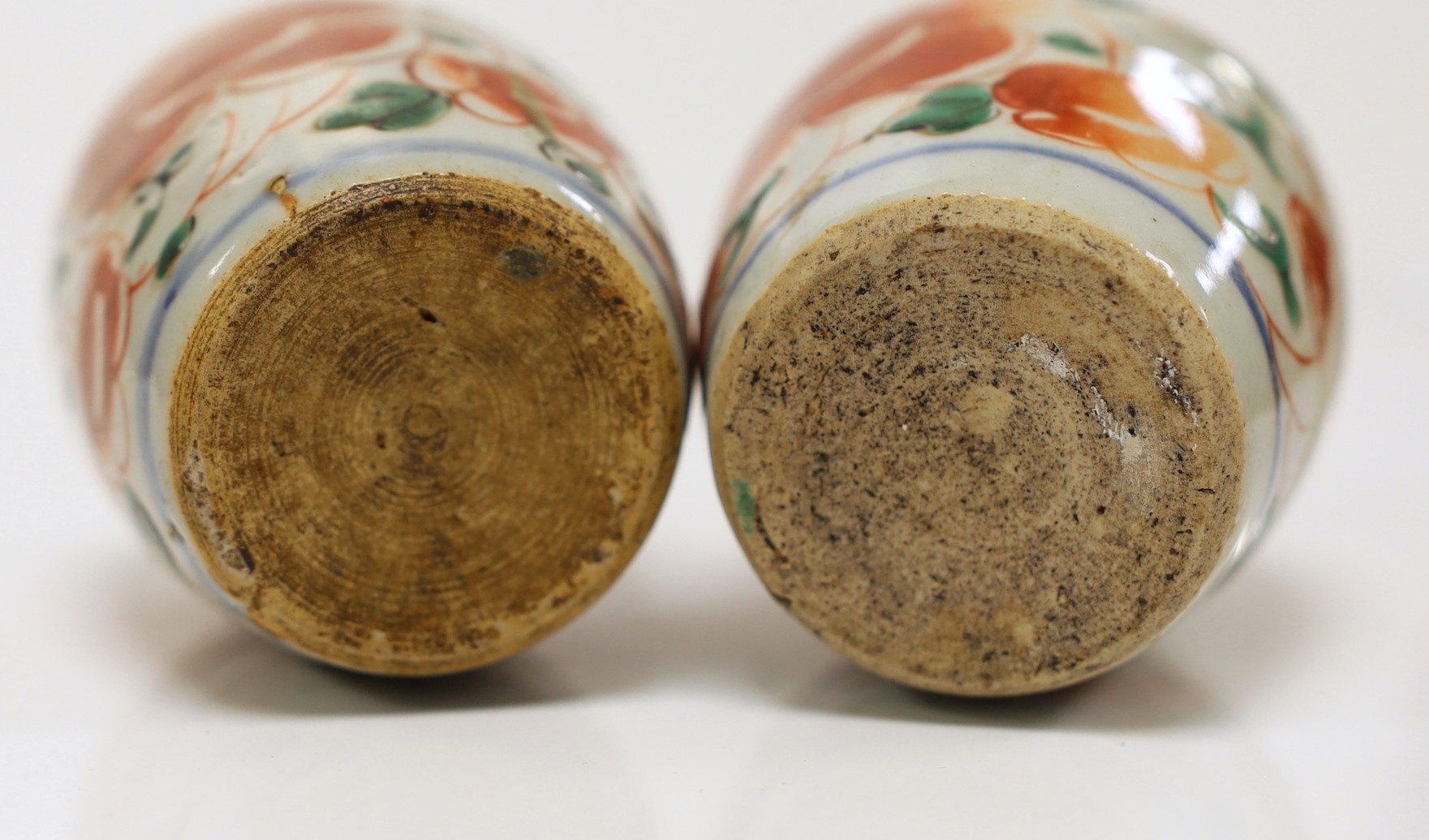 A pair of Chinese Transitional wucai jars, c. 1640, 9.5cms high